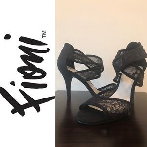 NWOT Fioni Laced Sandals